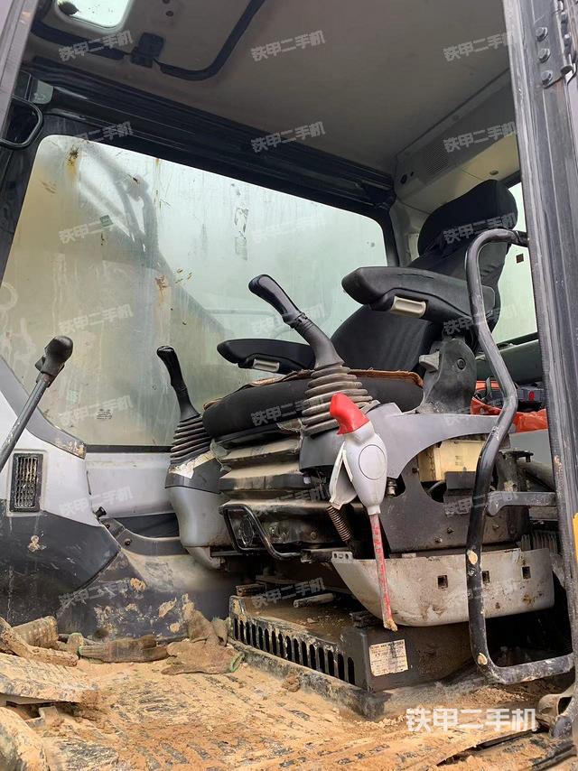 駕駛室整體(整機(jī)外觀) 駕駛室整體(整機(jī)外觀)