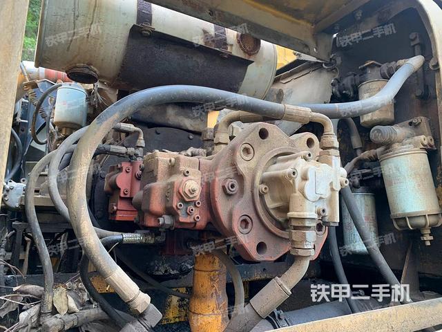 液壓泵艙室正面整體（整機外觀）