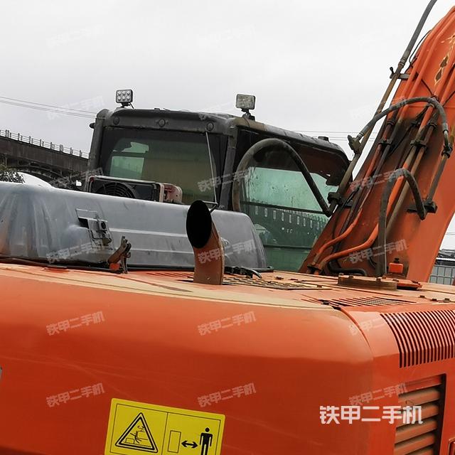 駕駛室頂部(整機(jī)外觀) 駕駛室頂部(整機(jī)外觀)