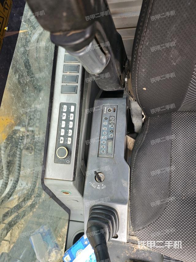 座椅右側(cè)控制臺(tái)/鑰匙門/油門/含右手柄（駕駛室部分）