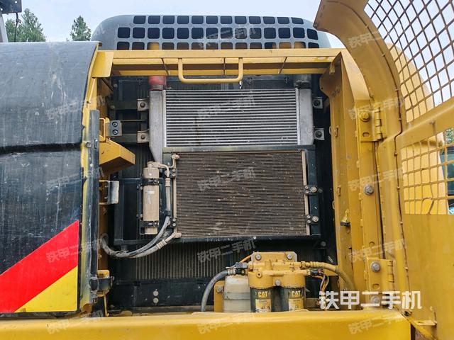 散熱器正面(大件艙室) 散熱器正面(大件艙室)
