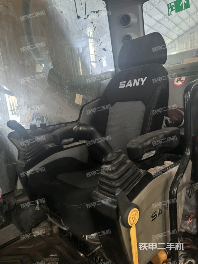 駕駛室整體(整機外觀) 駕駛室整體(整機外觀)