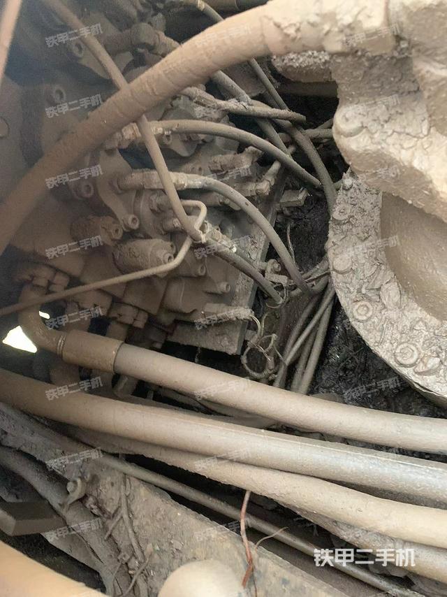 回轉(zhuǎn)馬達(dá)和主控閥（整機(jī)外觀）