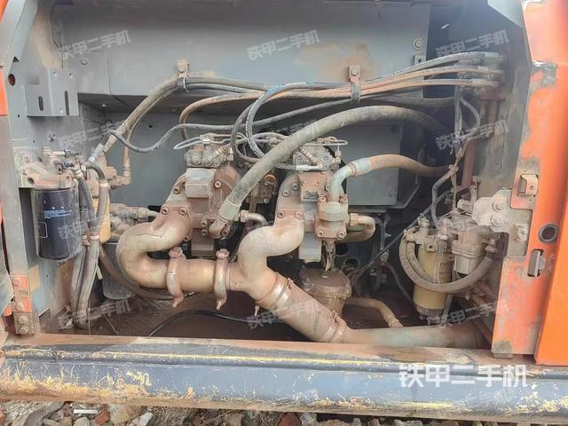 液壓泵艙室正面整體（整機外觀）