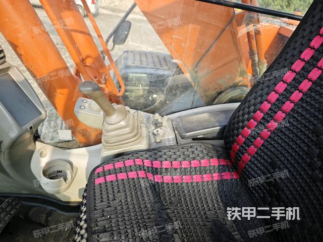 座椅右側(cè)控制臺/鑰匙門/油門/含右手柄(駕駛室部分) 座椅右側(cè)控制臺/鑰匙門/油門/含右手柄(駕駛室部分)