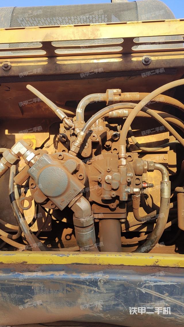 液壓泵艙室正面整體（整機外觀）