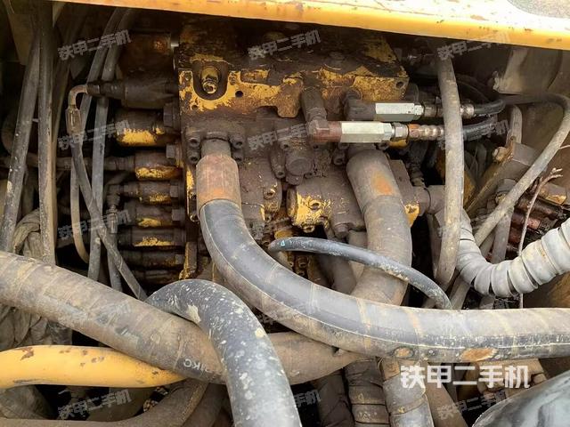 回轉(zhuǎn)馬達(dá)和主控閥(整機(jī)外觀) 回轉(zhuǎn)馬達(dá)和主控閥(整機(jī)外觀)