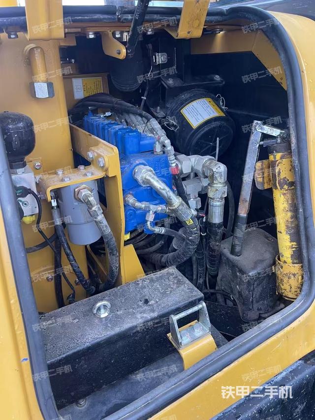 回轉(zhuǎn)馬達(dá)和主控閥（整機(jī)外觀）