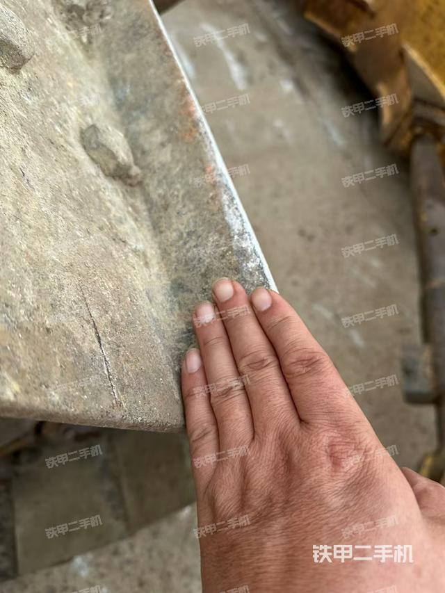 左側履帶全景（推土機底盤及工作裝置）