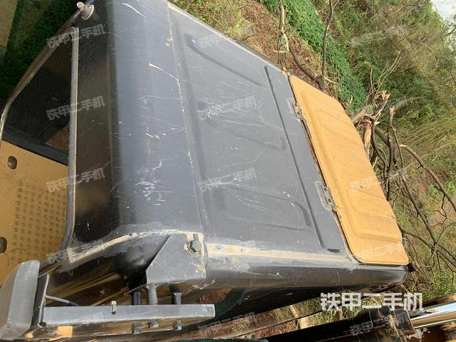 駕駛室頂部(整機(jī)外觀) 駕駛室頂部(整機(jī)外觀)