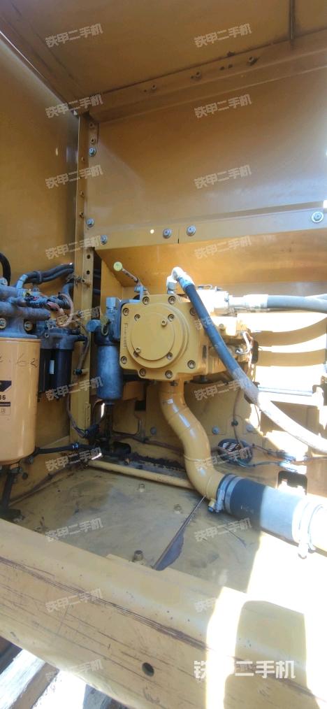 液壓泵艙室正面整體(整機外觀) 液壓泵艙室正面整體(整機外觀)