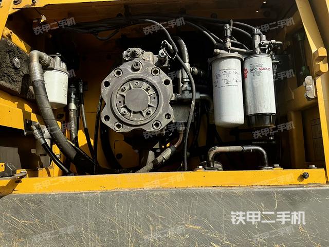 液壓泵艙室正面整體(整機外觀) 液壓泵艙室正面整體(整機外觀)