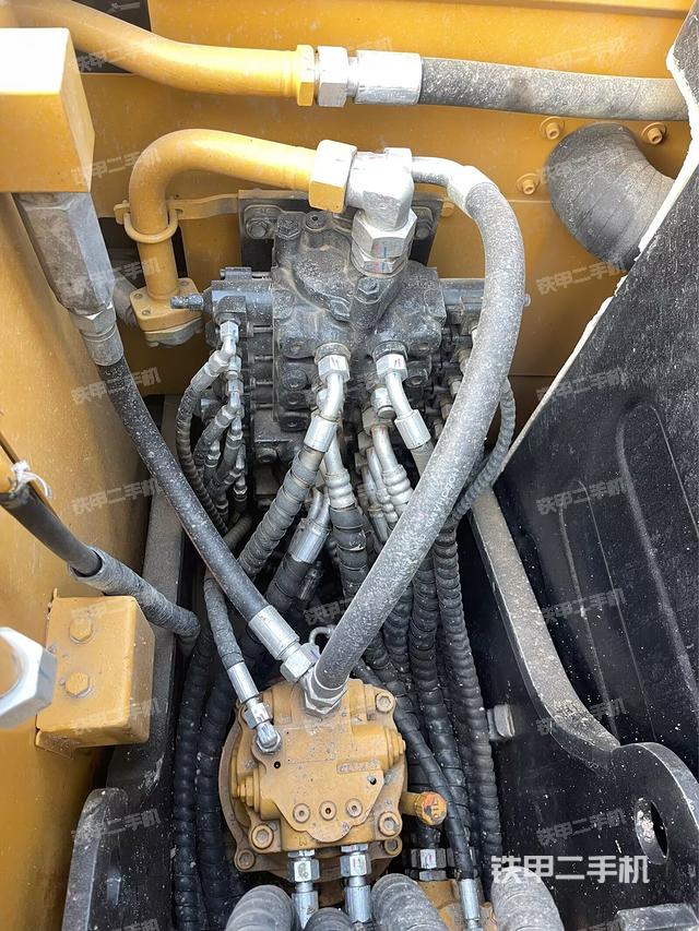 回轉馬達和主控閥（整機外觀）