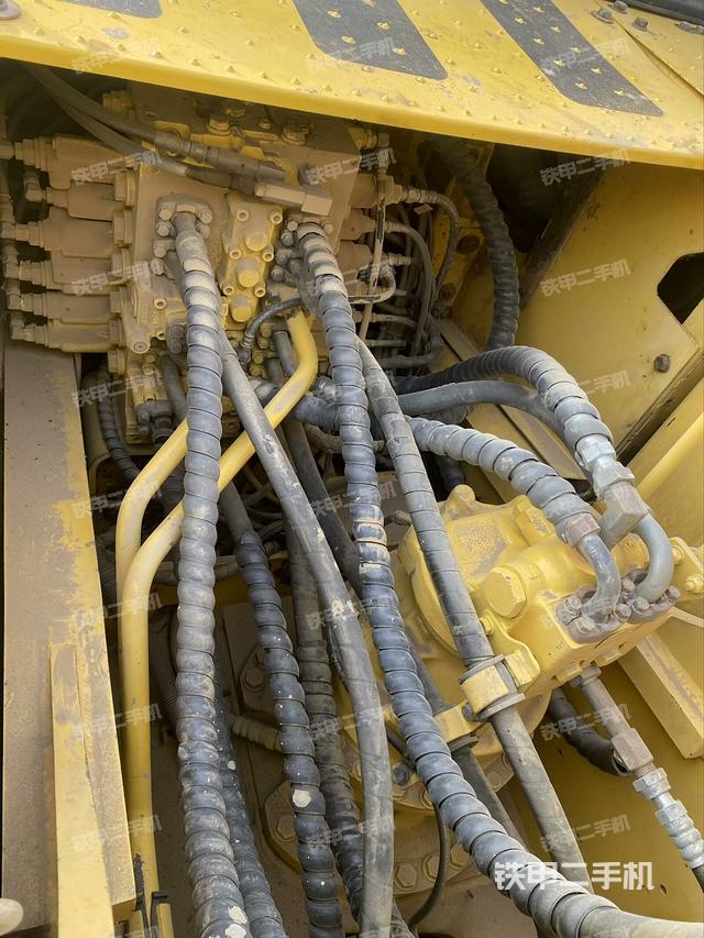 回轉(zhuǎn)馬達和主控閥（整機外觀）