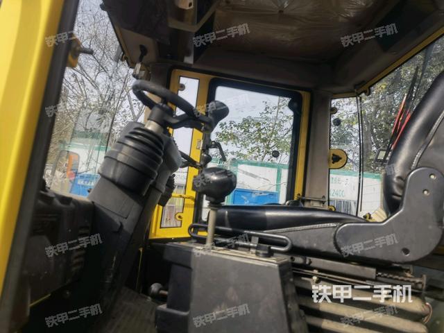 駕駛室操作臺(tái)(設(shè)備外觀及核心部件) 駕駛室操作臺(tái)(設(shè)備外觀及核心部件)