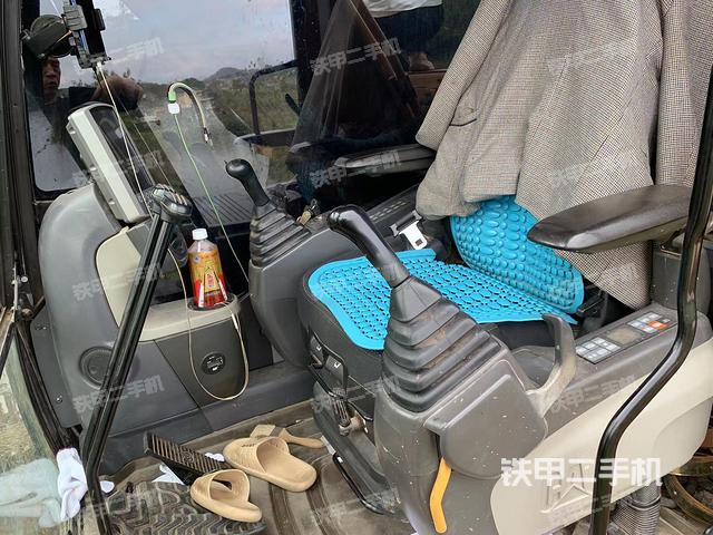駕駛室整體(整機(jī)外觀) 駕駛室整體(整機(jī)外觀)