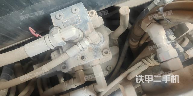 回轉(zhuǎn)馬達(dá)和主控閥(整機(jī)外觀) 回轉(zhuǎn)馬達(dá)和主控閥(整機(jī)外觀)