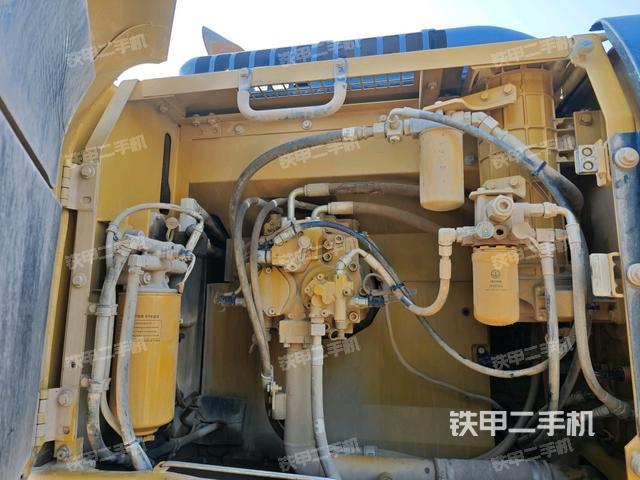 液壓泵艙室正面整體（整機外觀）