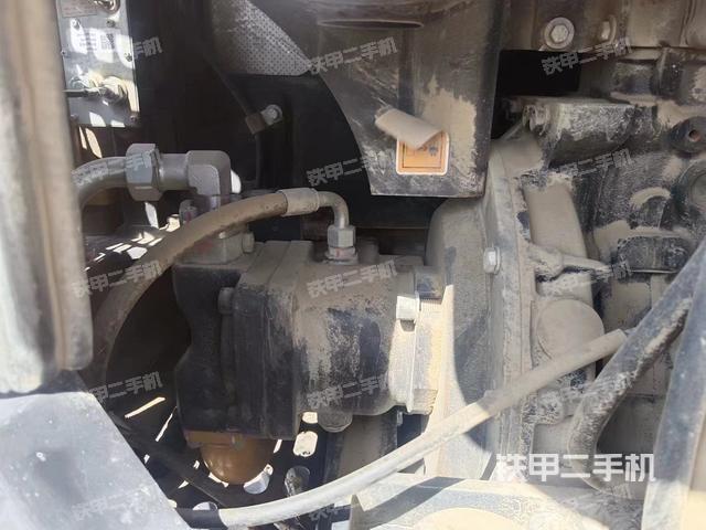 液压泵舱室正面整体（整机外观）