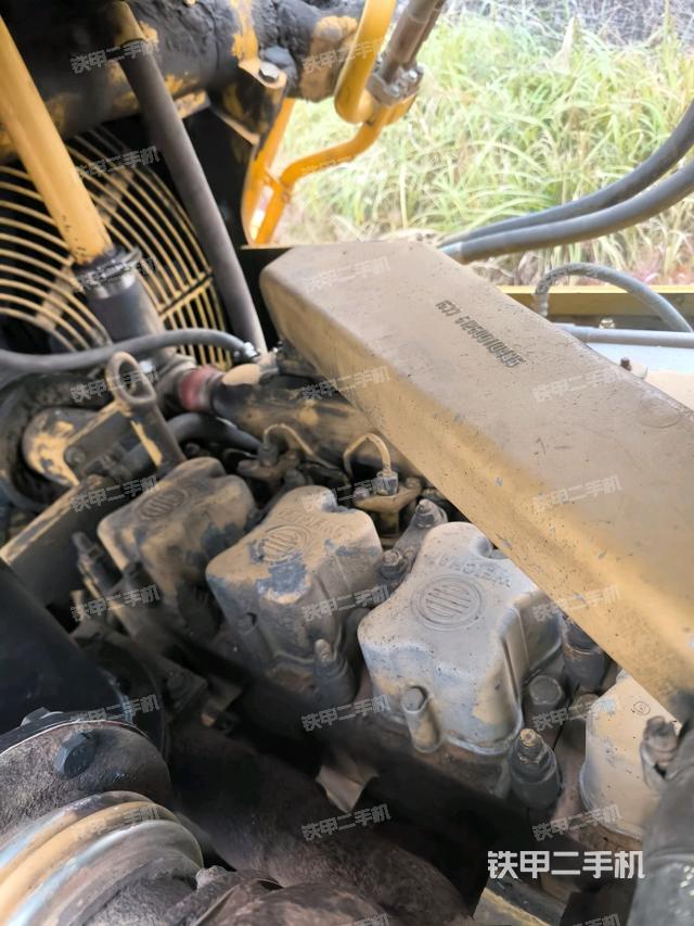 發(fā)動機左側全景（推土機發(fā)動機艙）