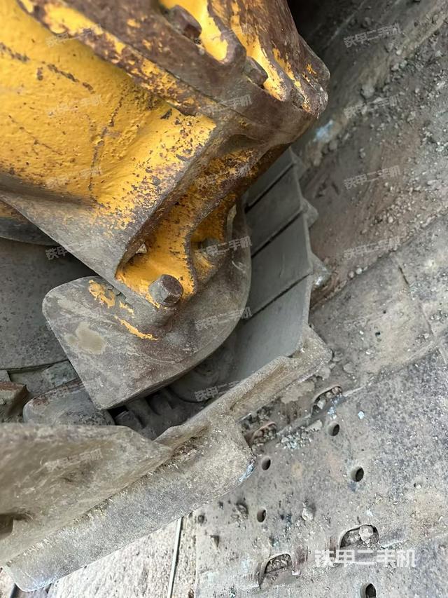 右側履帶全景（推土機底盤及工作裝置）