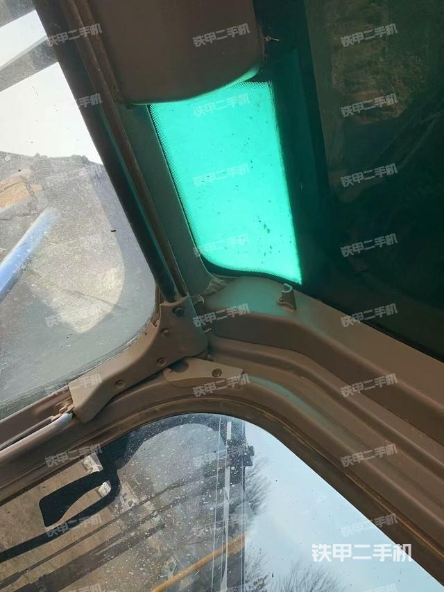 駕駛室頂部(整機(jī)外觀) 駕駛室頂部(整機(jī)外觀)