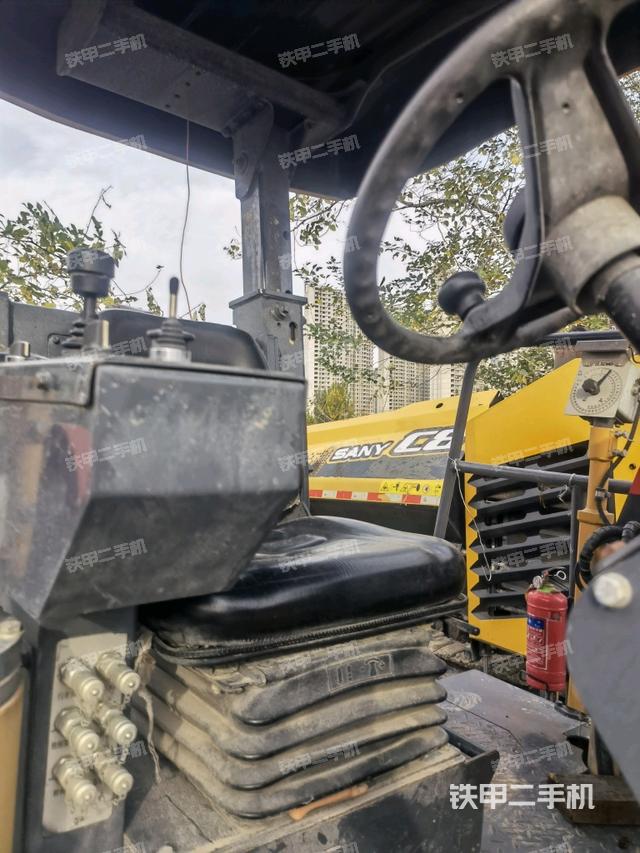 駕駛室操作臺（設(shè)備外觀及核心部件）