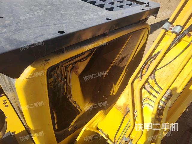 駕駛室頂部(整機(jī)外觀) 駕駛室頂部(整機(jī)外觀)