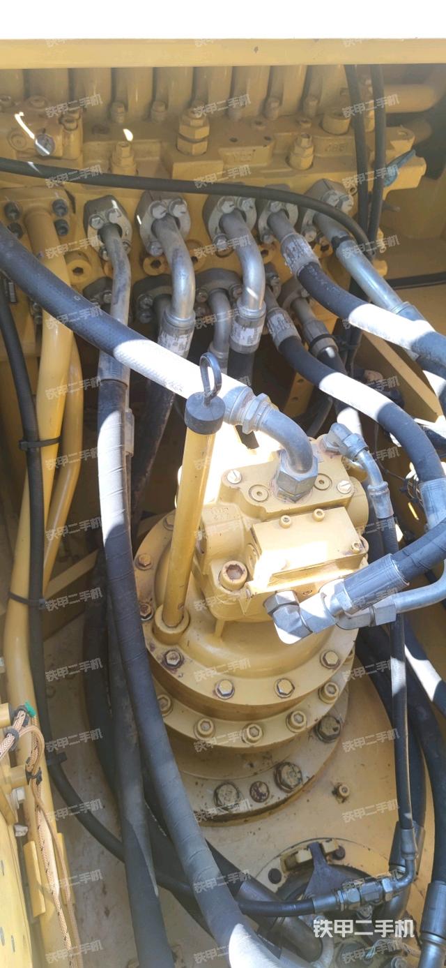 回轉(zhuǎn)馬達和主控閥(整機外觀) 回轉(zhuǎn)馬達和主控閥(整機外觀)