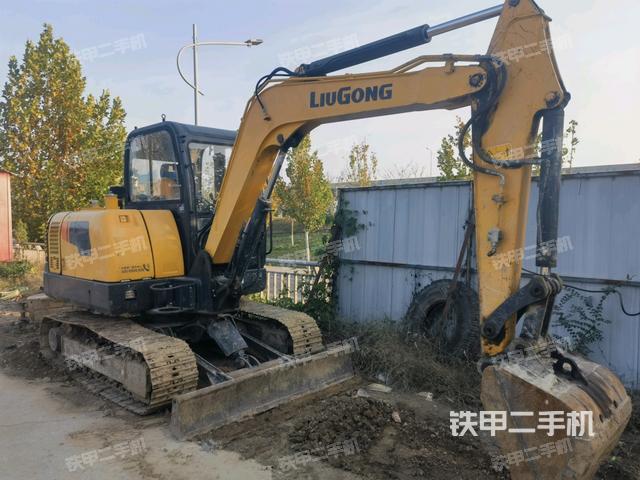 駕駛室頂部(整機(jī)外觀) 駕駛室頂部(整機(jī)外觀)