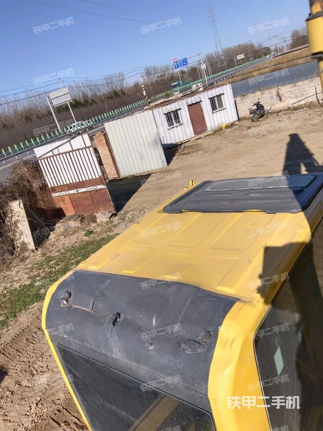 駕駛室頂部(整機(jī)外觀) 駕駛室頂部(整機(jī)外觀)