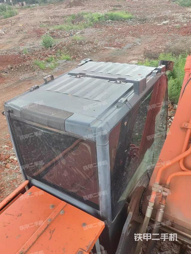 駕駛室頂部（整機外觀）