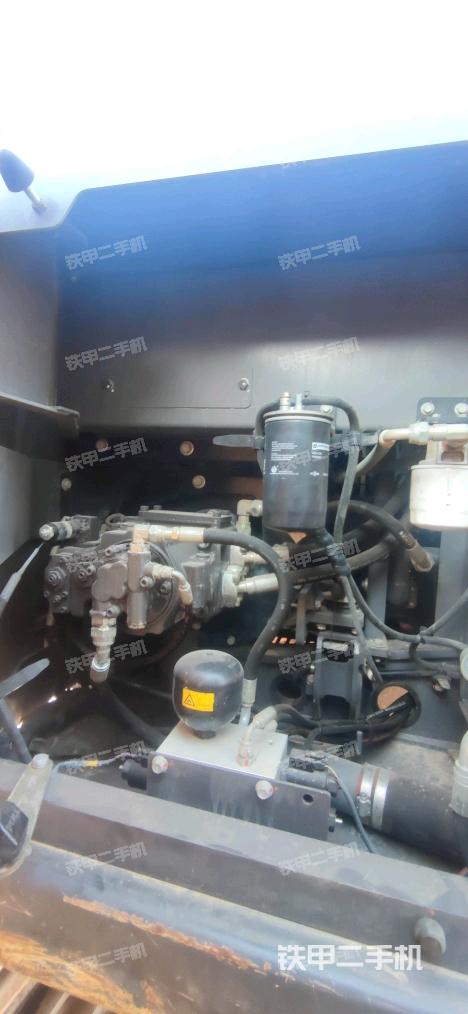 液壓泵艙室正面整體（整機外觀）