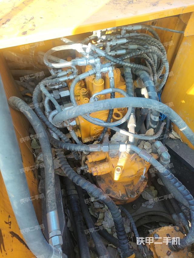 回轉(zhuǎn)馬達(dá)和主控閥（整機(jī)外觀）