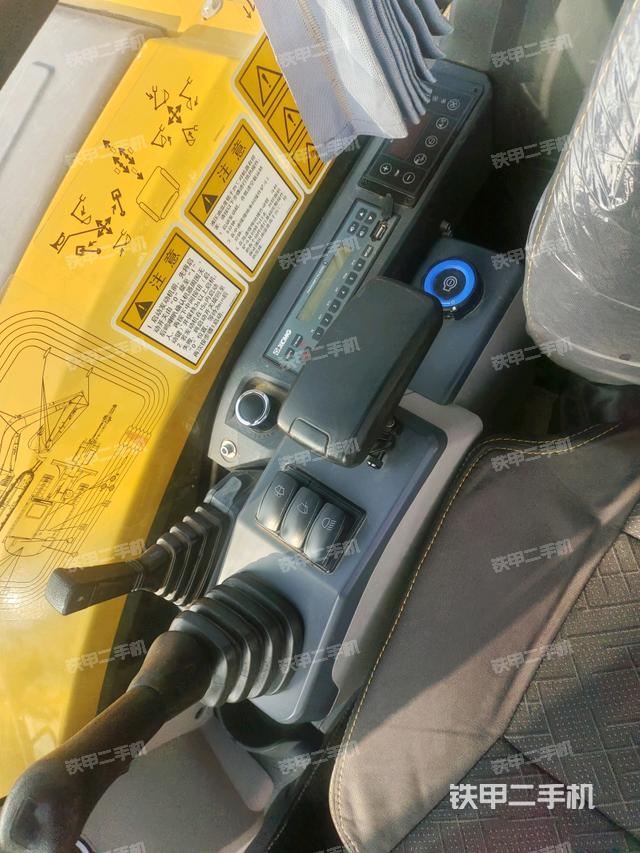 座椅右側(cè)控制臺(tái)/鑰匙門/油門/含右手柄(駕駛室部分) 座椅右側(cè)控制臺(tái)/鑰匙門/油門/含右手柄(駕駛室部分)