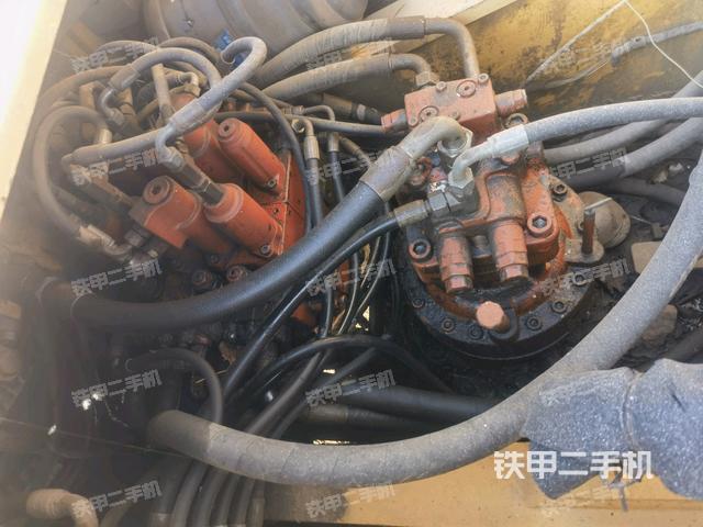 回轉(zhuǎn)馬達和主控閥(整機外觀) 回轉(zhuǎn)馬達和主控閥(整機外觀)