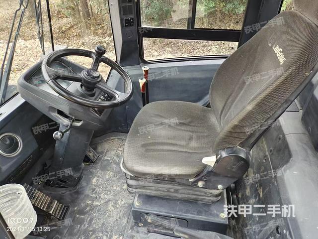 駕駛室工作臺(整機外觀及大件) 駕駛室工作臺(整機外觀及大件)