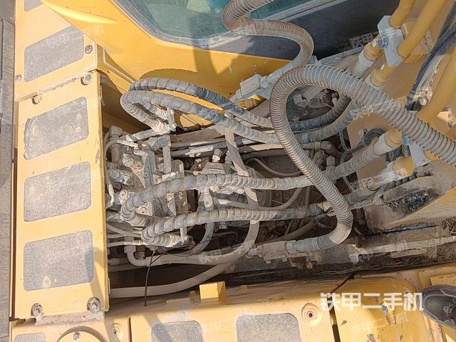 回轉(zhuǎn)馬達(dá)和主控閥（整機(jī)外觀）