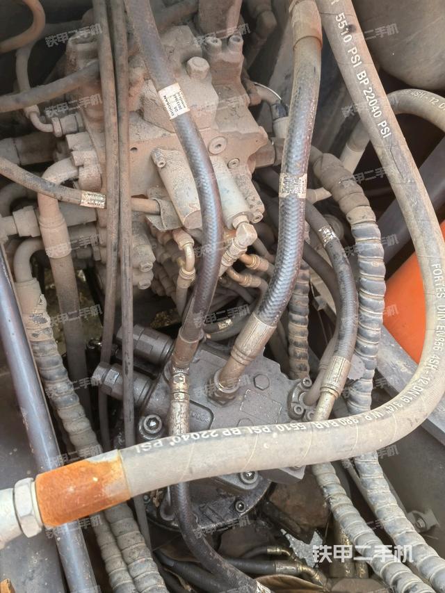 回轉(zhuǎn)馬達(dá)和主控閥（整機(jī)外觀）