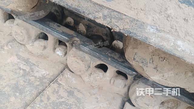 單側(cè)履帶整體(整機(jī)外觀) 單側(cè)履帶整體(整機(jī)外觀)