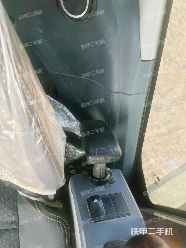 座椅左側(cè)控制臺(tái)/音響/含左手柄(駕駛室部分) 座椅左側(cè)控制臺(tái)/音響/含左手柄(駕駛室部分)