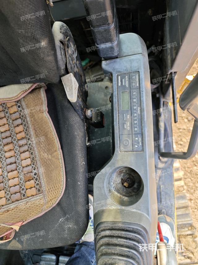 座椅左側(cè)控制臺/音響/含左手柄（駕駛室部分）