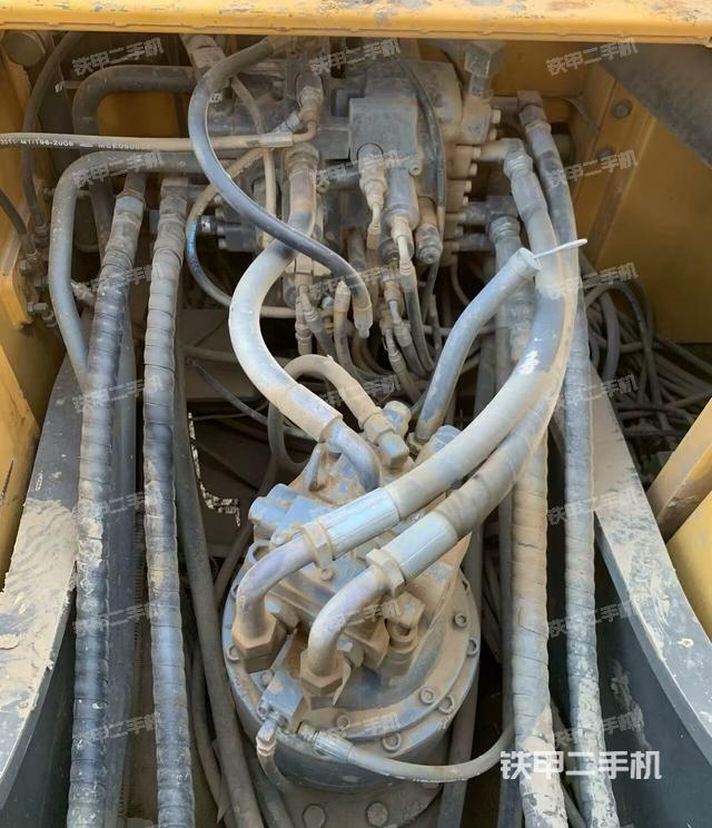 回轉(zhuǎn)馬達(dá)和主控閥(整機(jī)外觀) 回轉(zhuǎn)馬達(dá)和主控閥(整機(jī)外觀)