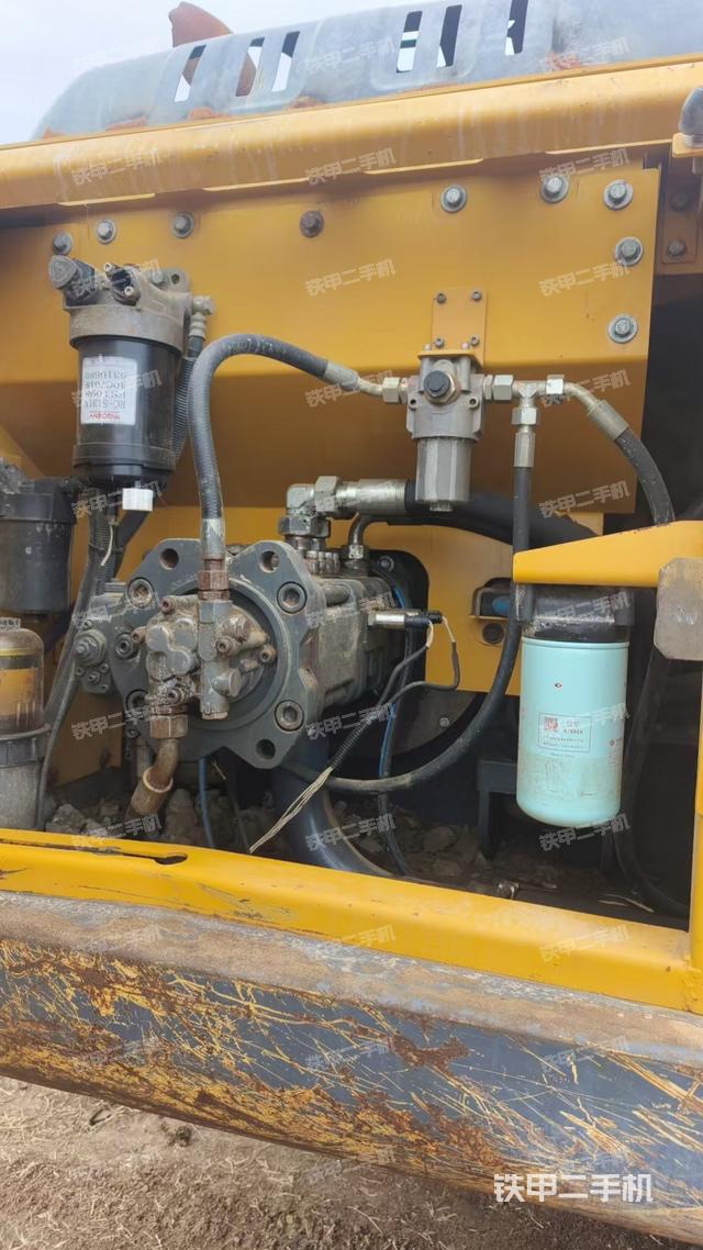 液壓泵艙室正面整體(整機(jī)外觀) 液壓泵艙室正面整體(整機(jī)外觀)