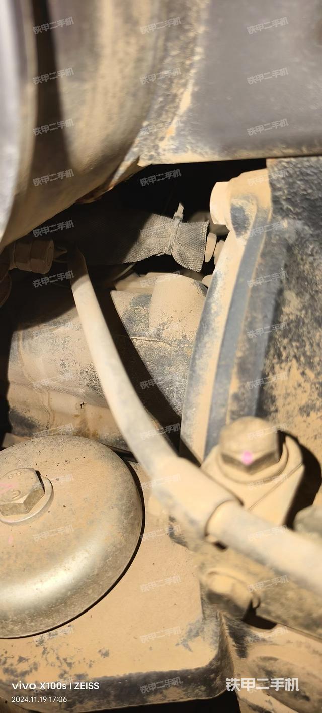 液壓泵艙室正面整體（整機外觀）