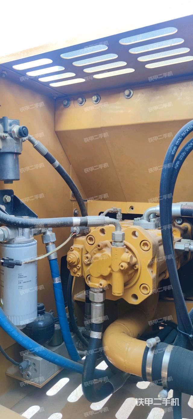 液壓泵艙室正面整體(整機外觀) 液壓泵艙室正面整體(整機外觀)
