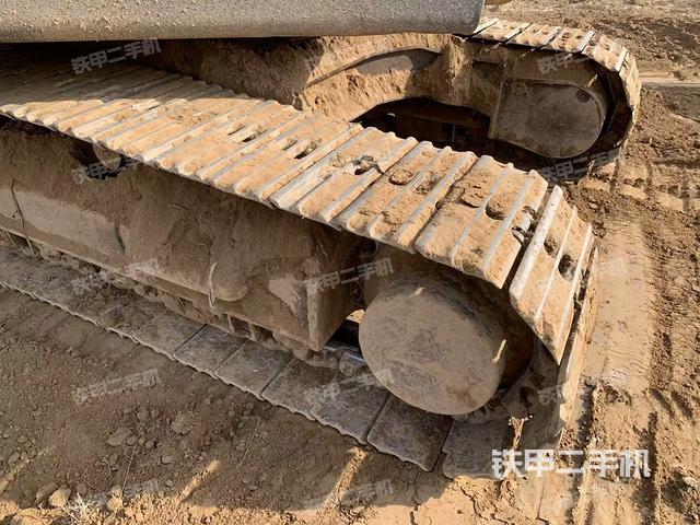 單側(cè)履帶整體(整機(jī)外觀) 單側(cè)履帶整體(整機(jī)外觀)