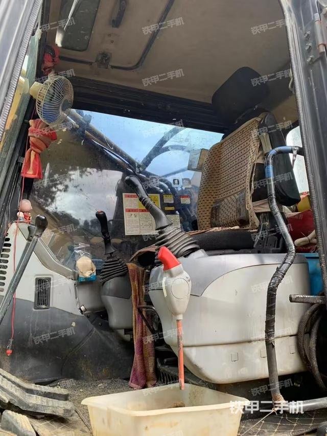 駕駛室整體(整機(jī)外觀) 駕駛室整體(整機(jī)外觀)