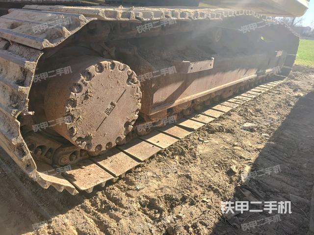 單側(cè)履帶整體(整機(jī)外觀) 單側(cè)履帶整體(整機(jī)外觀)