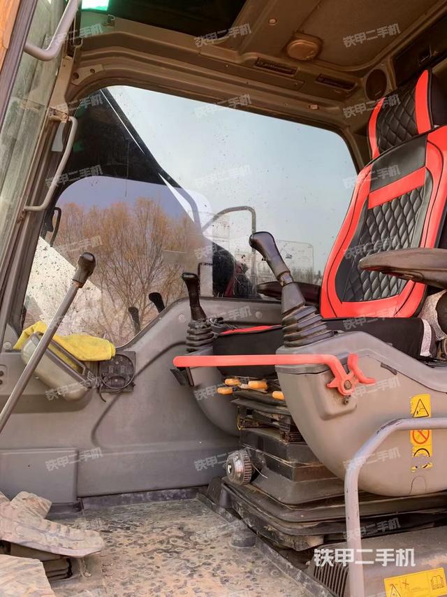 駕駛室整體(整機(jī)外觀) 駕駛室整體(整機(jī)外觀)